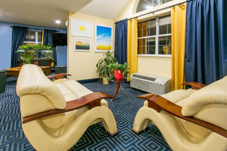 Days Inn & Suites by Wyndham Pryor — photo 2
