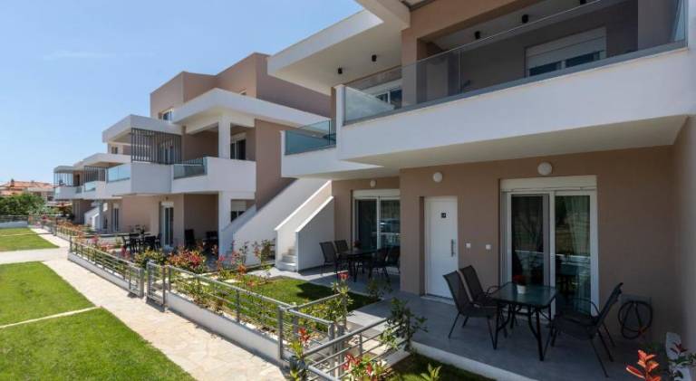 Rental apartment with yard & patio in Kavala