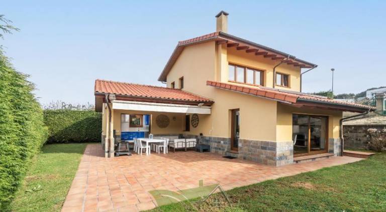 Chalet with yard, terrace & barbecue in Llanes