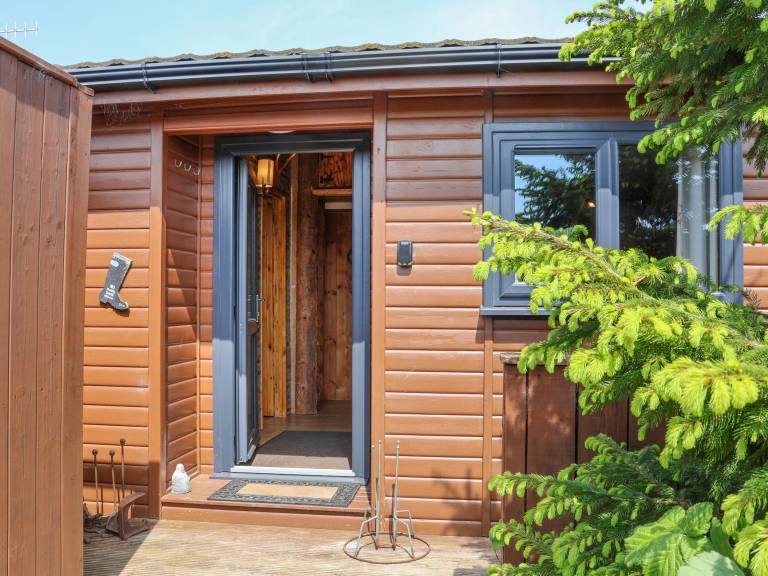 Cottage with garden & hot tub | Beach view — photo 4