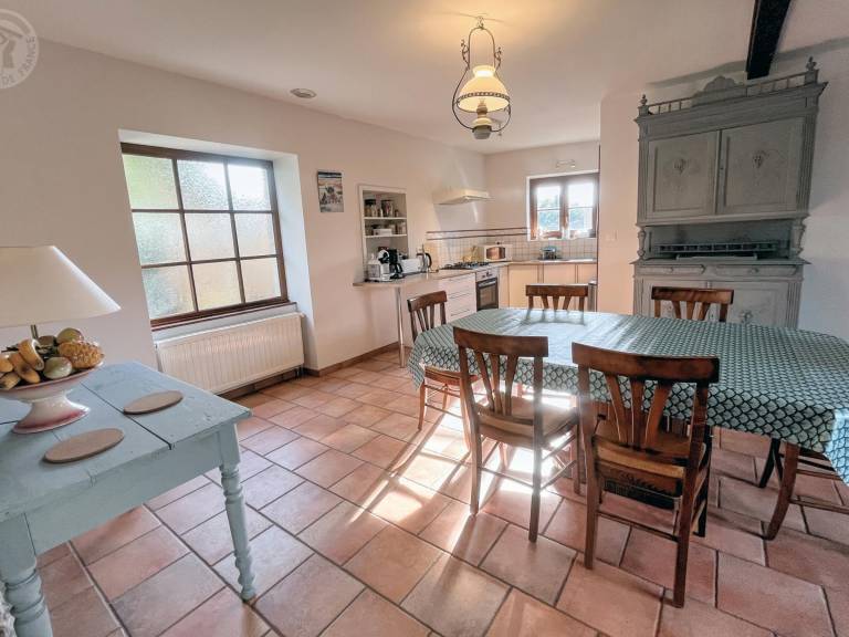 Cottage with yard, BBQ & pool | Pets allowed — photo 4