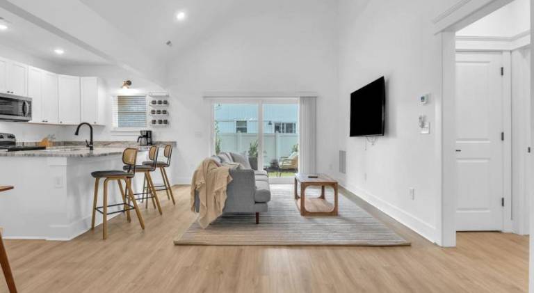 Stylish 4BR Walk to the Beach — photo 3
