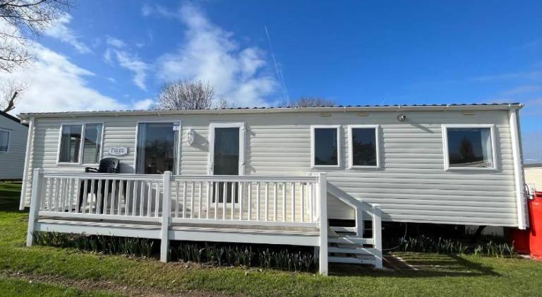 B8, Three bedroom caravan - California Cliffs, Parkdean Resort, Scratby - Sleeps 8, bed linen, towel — photo 3