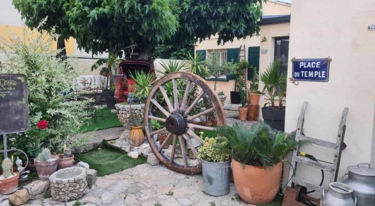 Apartment with private pool, yard & barbeque in Avignon