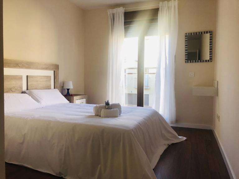 Holiday apartment with yard, patio & pool | Next to New Cathedral of Salamanca | Perfect for remote work | Dogs allowed — photo 2