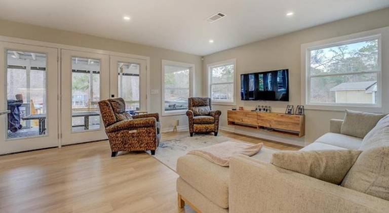 Vacation home with hot tub | Pets allowed — photo 2