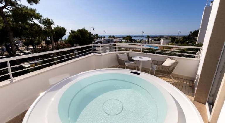 Serviced apartment with jacuzzi, garden & terrace in Peschici