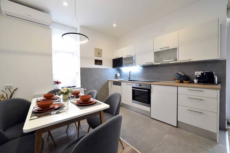 City center luxury spa apartment with parking — photo 4