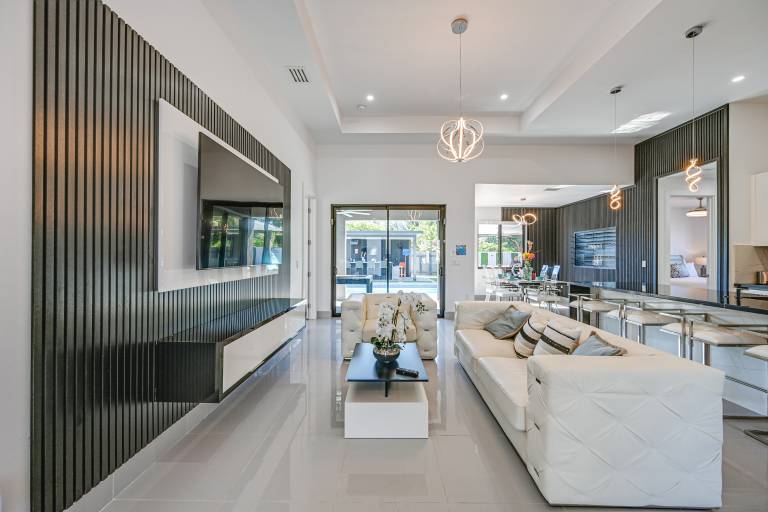 Poolside Lounge w/ Bar & Kitchen: Cape Coral Home — photo 5