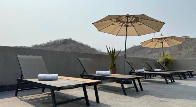 Rental apartment with patio & pool — photo 3