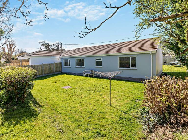 3 Bed in Bude oc 09117