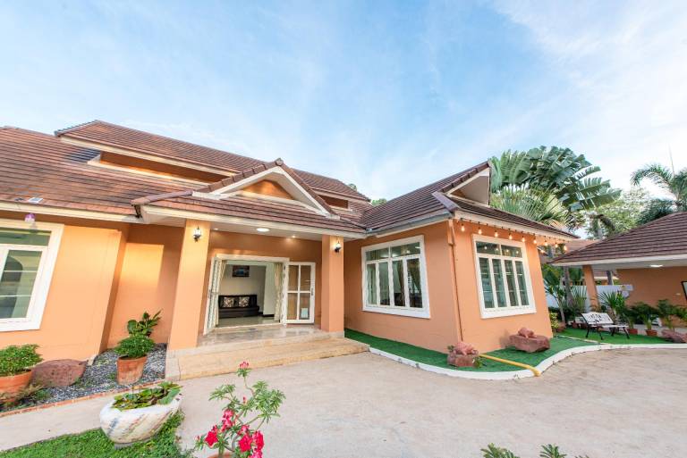 Pleasant villa with private pool, barbeque & terrace | Pet-friendly — photo 5