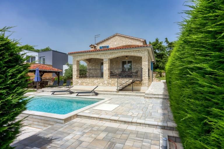 Villa with terrace, private pool & yard — photo 2