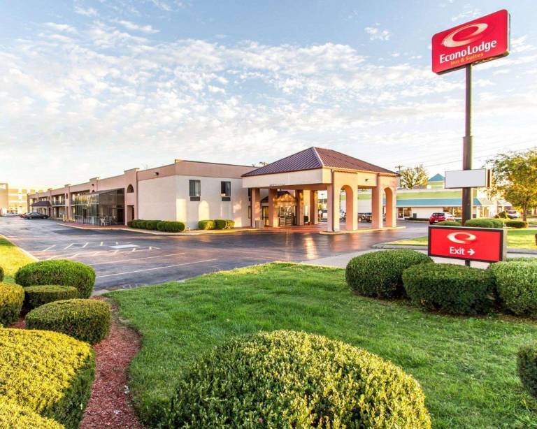 Econo Lodge & Suites Clarksville near Governors Square Mall in Clarksville, TN