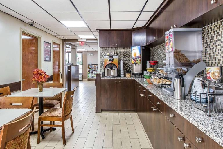 Econo Lodge Savannah Midtown — photo 2