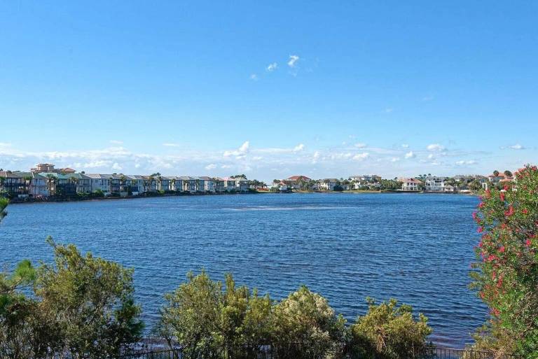 House with barbecue & private pool | Lake view — photo 3