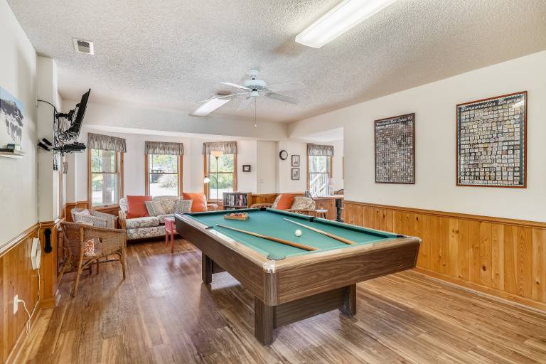 Only 800 feet to the beautiful beaches! Private 16x32 pool. Hot Tub. Pets ok. Pool Table — photo 4