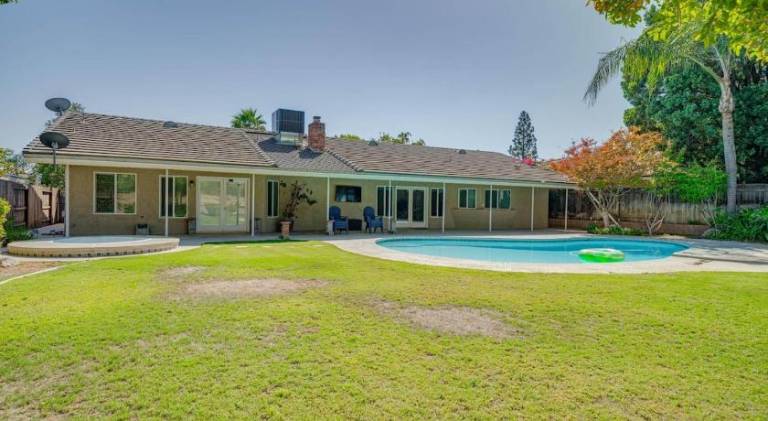 House with pool | Pets allowed in Bakersfield, CA