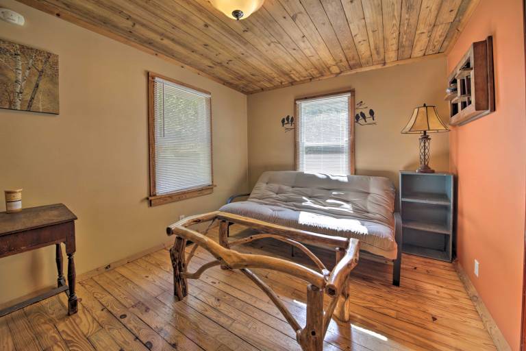 Pet-Friendly Cottage w/ Fire Pit - 3 Mi to SIU! — photo 5