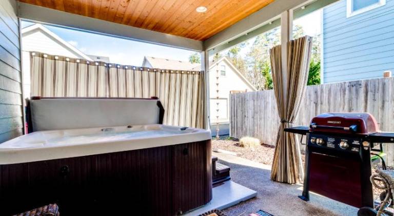 House with hot tub — photo 4