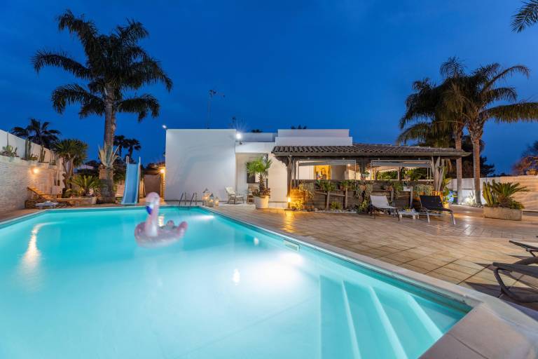 Villa with yard, terrace & private pool | Pet-friendly — photo 3