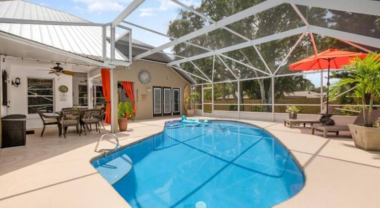 Apartment with pool — photo 3