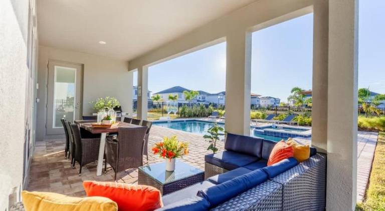 Vacation home with pool — photo 5