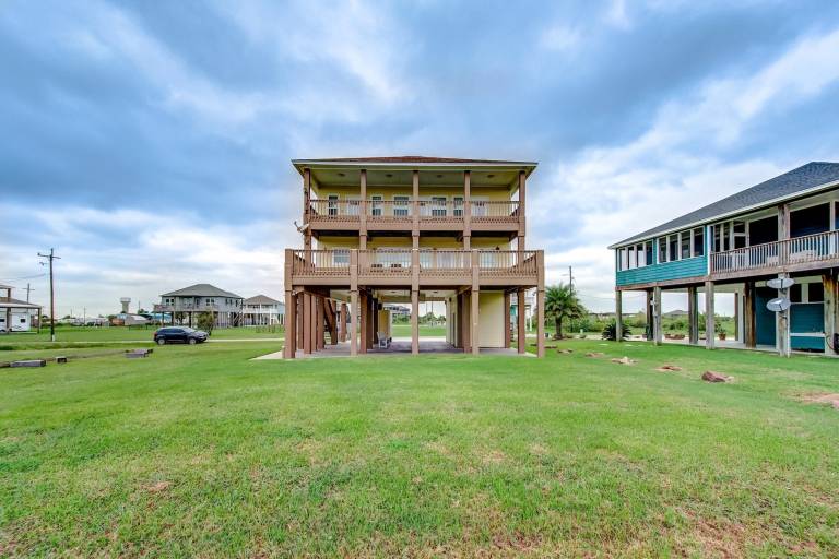 Fully equipped vacation home with BBQ & yard | Sea view | Pets are welcome in Bolivar, TX