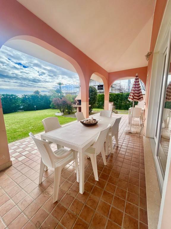 Family-friendly villa with terrace, barbecue & yard | Garden view | Close to the beach | Pet-friendly — photo 4