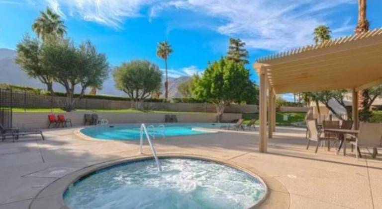 Apartment with hot tub & pool — photo 4