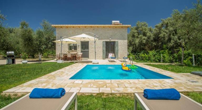 Villa with private pool, yard & jacuzzi in Lefkada