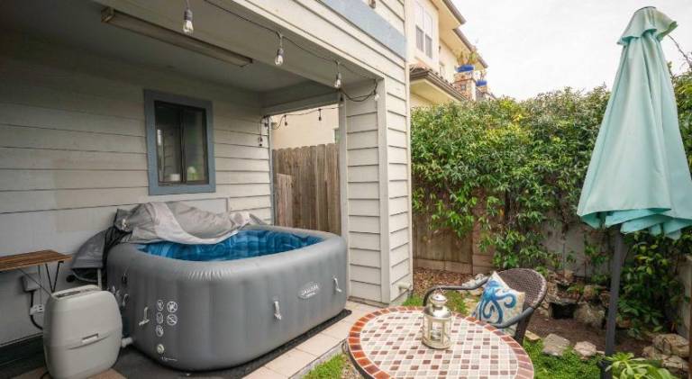 House with hot tub — photo 5
