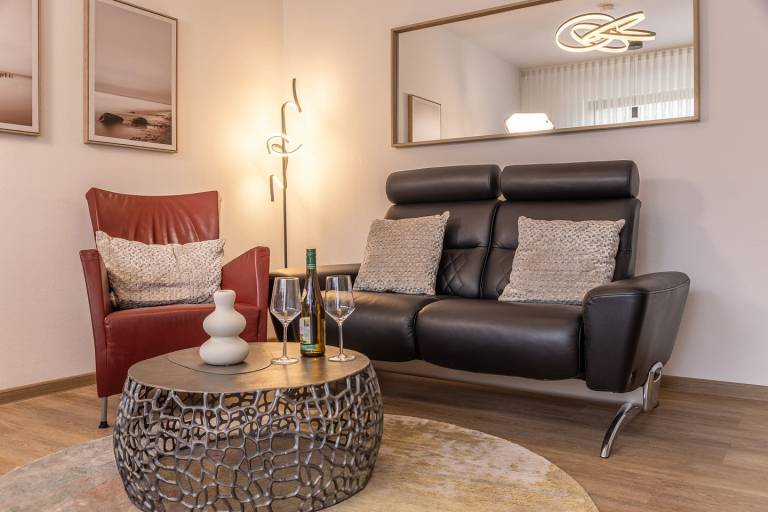 Moderne 2-Zimmerwohnung (Erdgeschoss), 2023 renoviert und neu eingerichtet. Schlafzimmer mit Kingsize-Bett, neue Einbauküche, Duschbad sowie sonnige Terrasse zur Südseite. Eine Garage für KFZ oder Fahrräder gehört zur Wohnung. in Wittmund