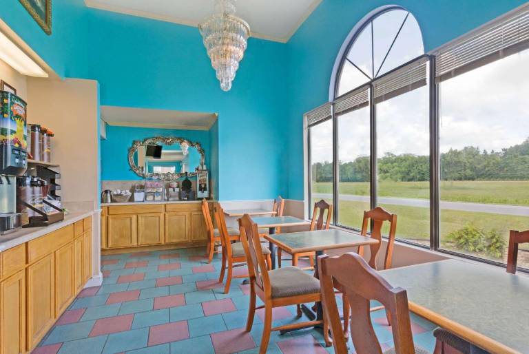 Super 8 by Wyndham Brunswick South/I-95 — photo 3