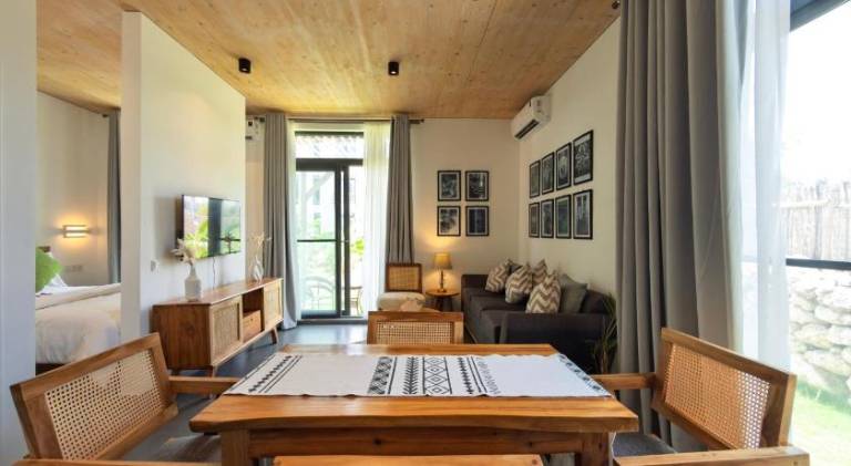 Serviced apartment with patio, pool & yard — photo 3