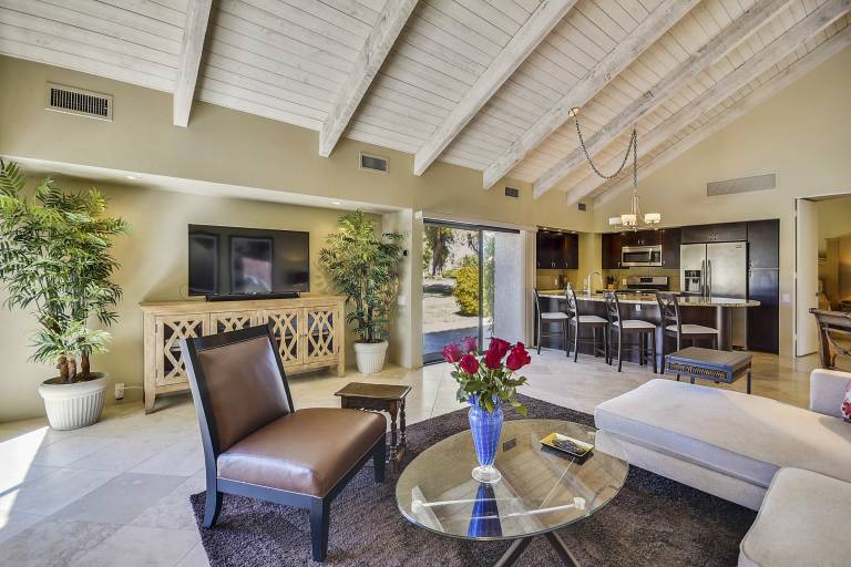Condo with pool, hot tub & barbecue | Mountain view — photo 4