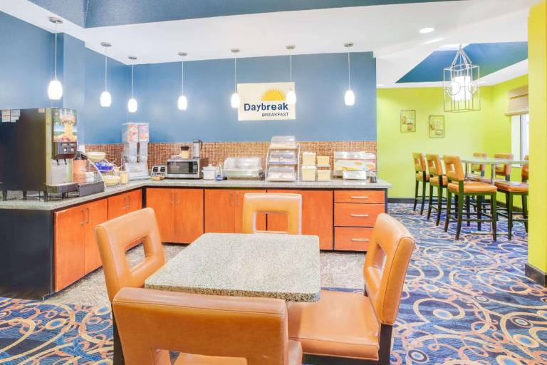 Days Inn & Suites by Wyndham Russellville — photo 5