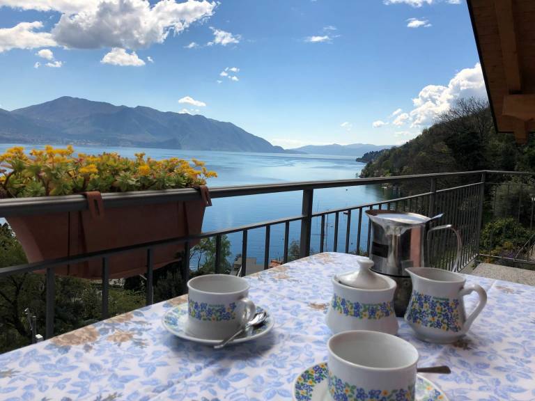 Fully equipped pleasant holiday apartment with patio | Next to the beach | Pets allowed in Cannero Riviera