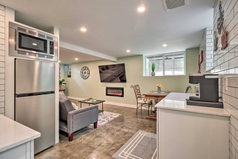 Ski & Hike: Cozy Dtwn Reno Studio w/ Fireplace — photo 4