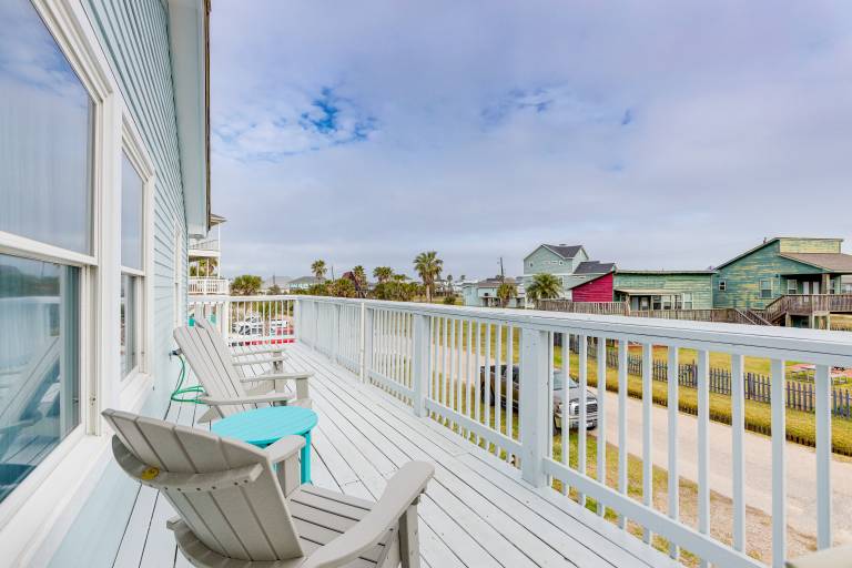 Steps to Galveston Beach: Dog-Friendly Gem w/ Yard — photo 2