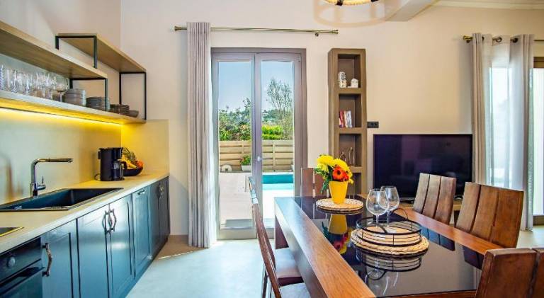 Spacious villa with yard, private pool & hot tub | Pet-friendly — photo 2