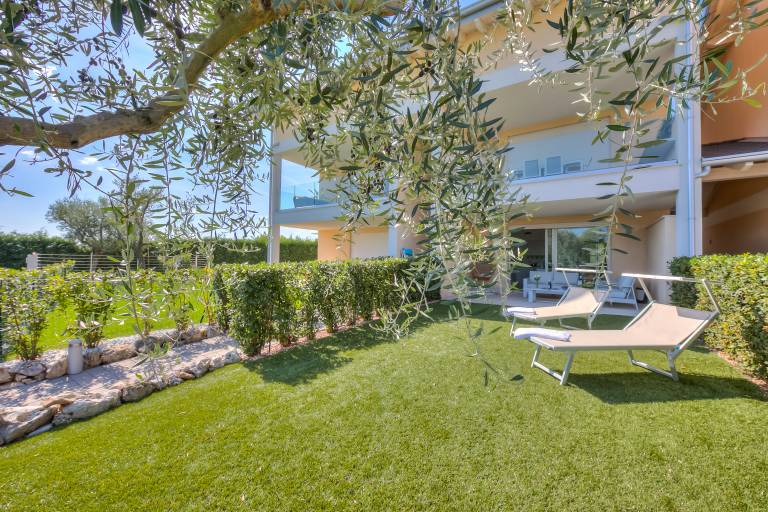Holiday apartment with garden, terrace & pool — photo 2
