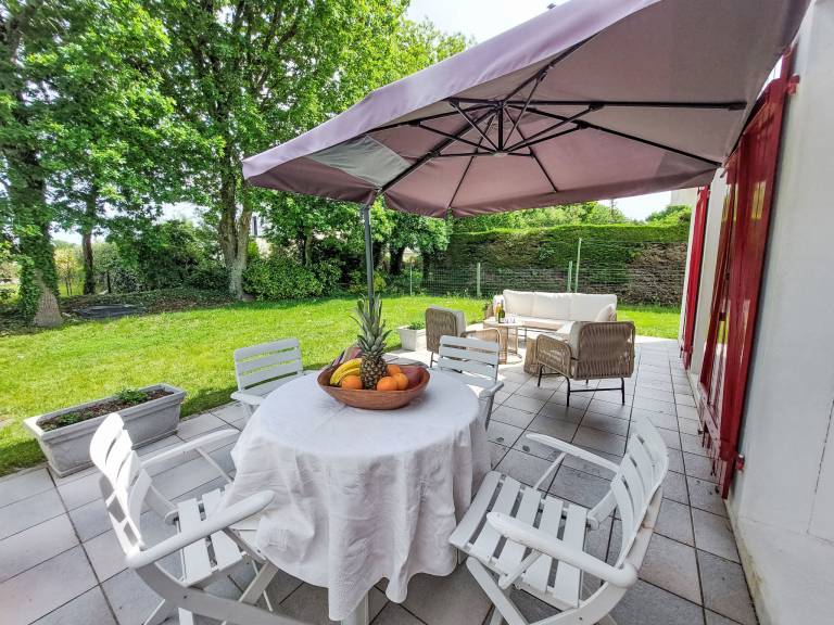 Vacation home with BBQ, patio & yard — photo 2