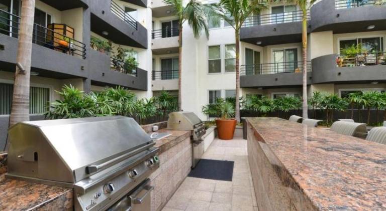 Cozy Unit Conveniently Located Pool View — photo 3