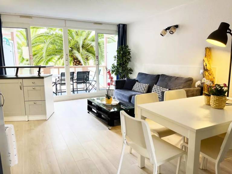 Rental apartment with pool & patio in Dax