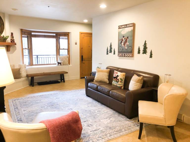 Fully equipped lovely condo with heated pool, grill & sauna | Mountain view | Pet-friendly — photo 3