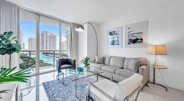 Beautiful rental apartment with hot tub & pool | Near Bayfront Park | Pet-friendly in Miami, FL