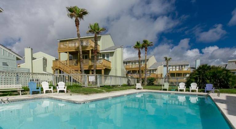 Vacation home with pool | Beach nearby | Pets are welcome — photo 5