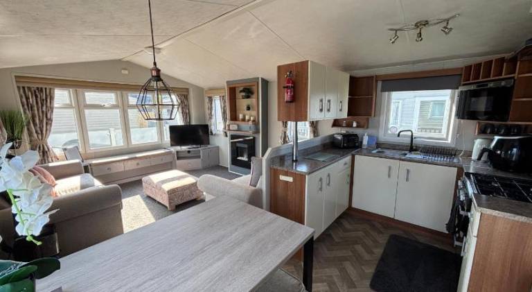 Sunnymede - B8 on Fantasy Island caravan with hot tub, WiFi, pet friendly - Meadow Lakes Caravan & L — photo 3