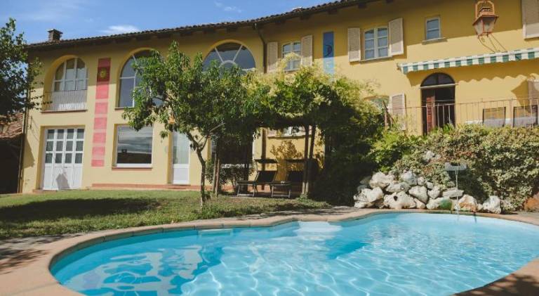 House with pool in Neive